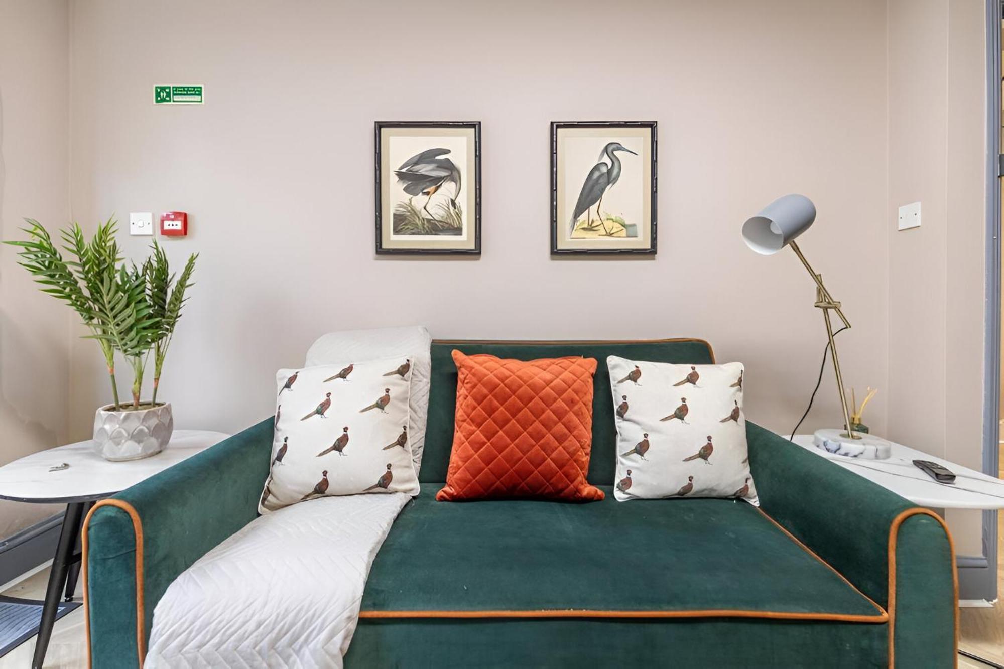 Bold & Vibrant 1-bedroom Escape In Prime Location! * Londra