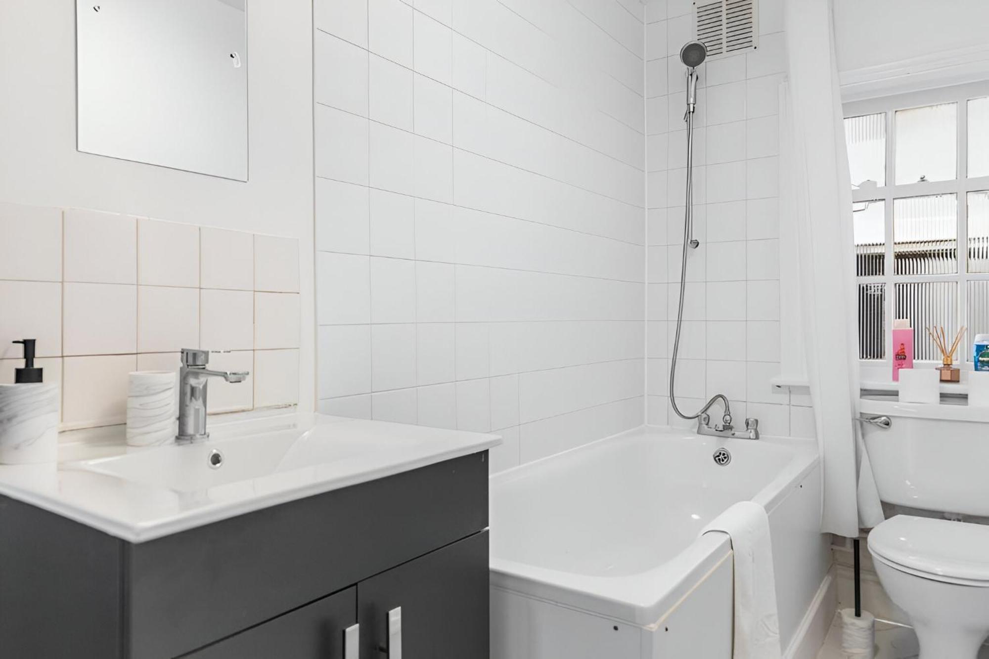 Bold & Vibrant 1-bedroom Escape In Prime Location! Appartamento *